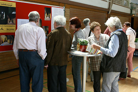 Diskussion am Stand